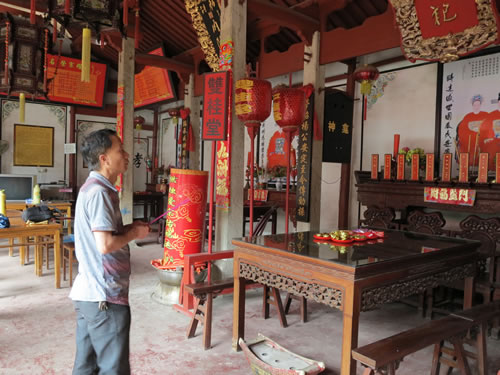 通联员童化平参观义乌童大宗祠